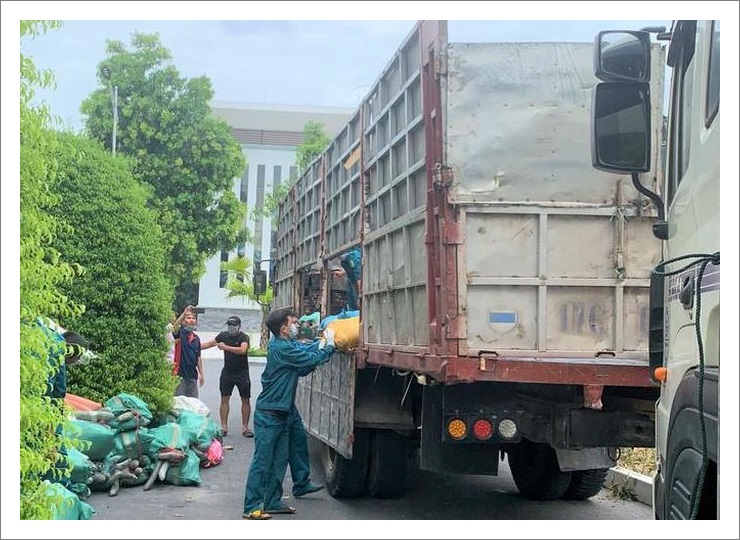 1.000 tấn hàng hỗ trợ Covid-19 của người dân Thanh Hóa lên tàu biển vào TP HCM | Hùng Vương